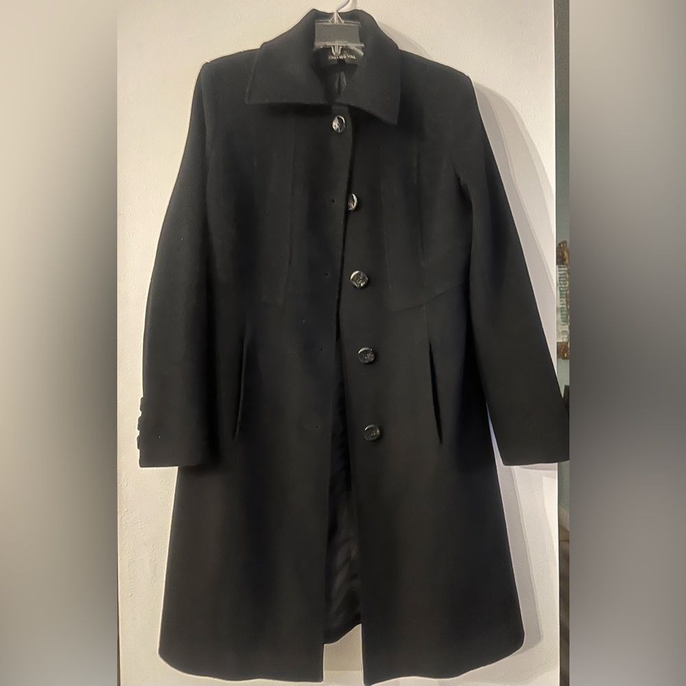 Jones New York women’s‎ wool coat
Lined on the inside , Black, size 8